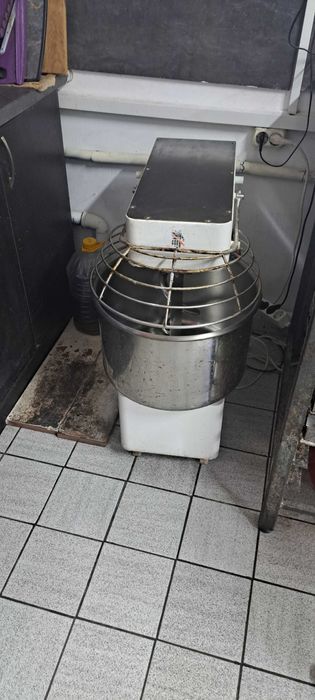 Хладилна витрина,Гофретник,Тестомесачка,Стелаж за закуски