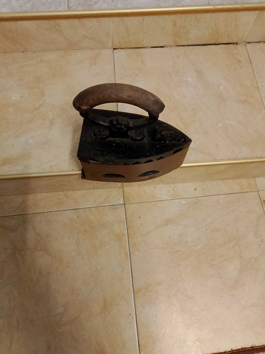 Антична ютия на въглища