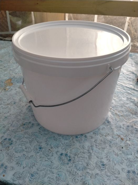Продаю ведра пластиковые  , с  крышкой.