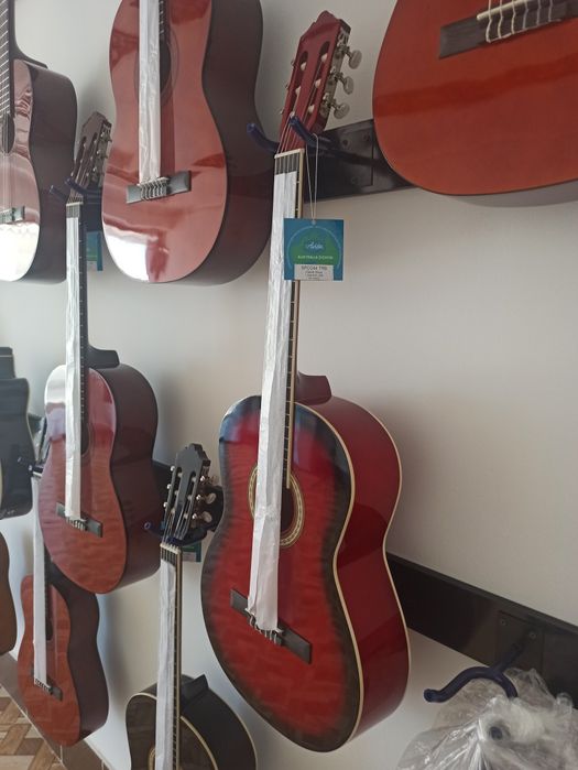 Классическая гитара с чехлом