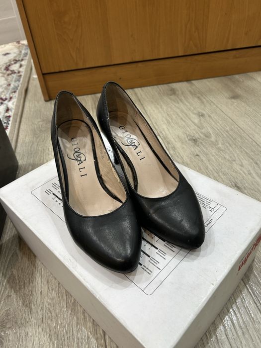 Продам кожанный обувь