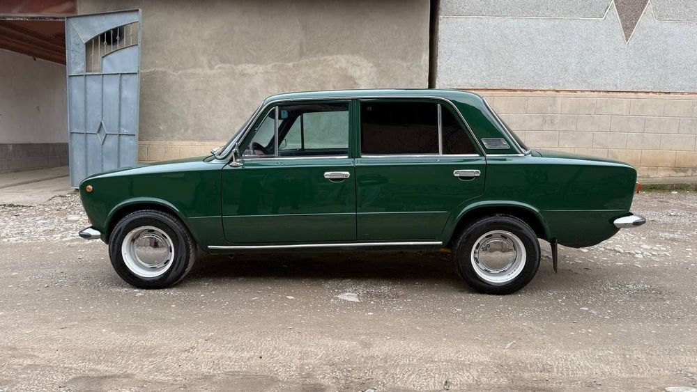 Vaz 21011 sotiladi.1978 yil.