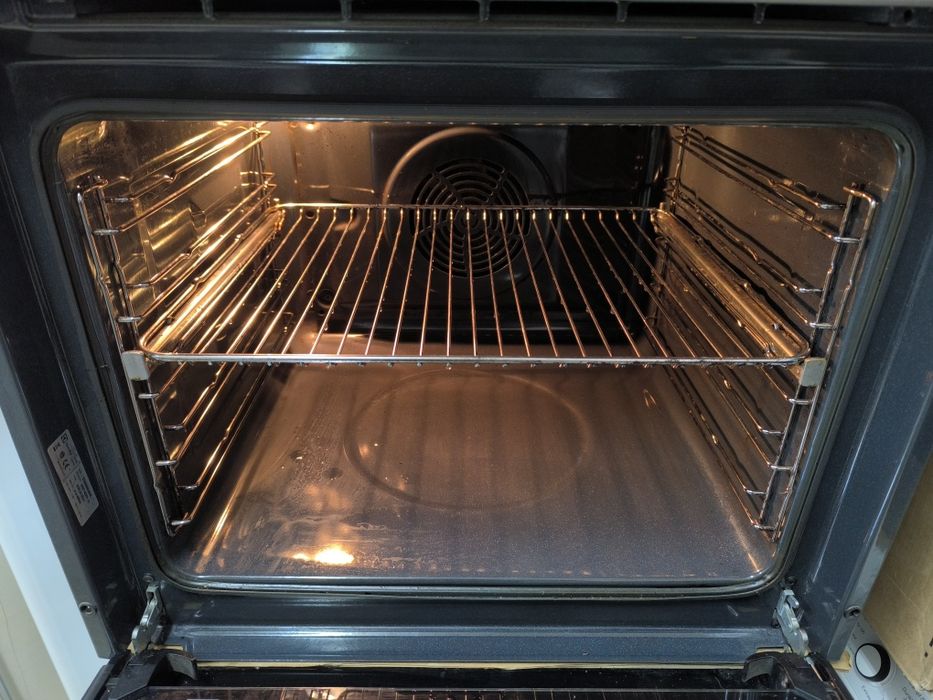 Фурна Electolux EOB5450AOX - 76 литра . Плавно затваряне на вратата.