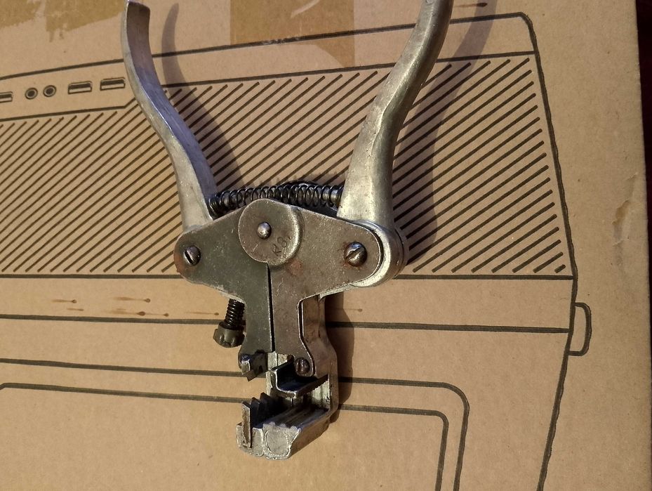 Съемник изоляции с проводов.