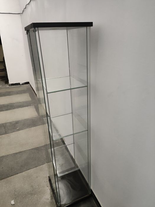 Стъклени шкафове