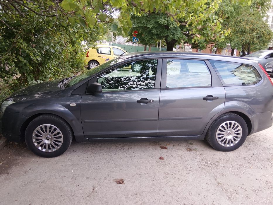 Продавам изключително запазен ford focus 1.6i, бензин.