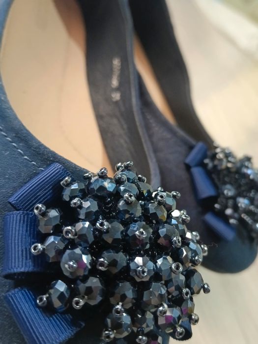 Босоножка с сверкающими камнями