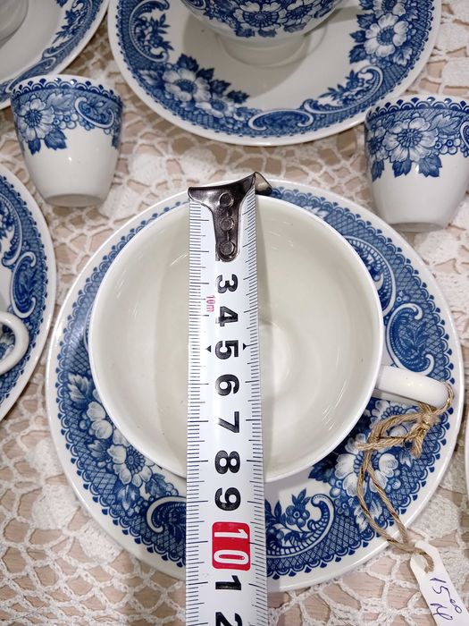 Сервизи за хранене и кафе.