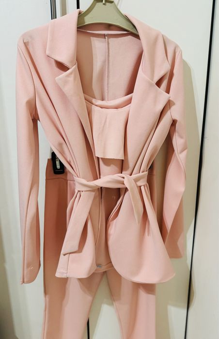 Елегантно костюмче за момиче от три части