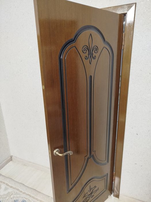 Ағаш есіктер мен ағаш стол