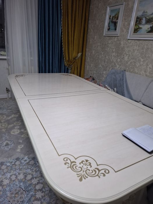 Продам стол для гостиной