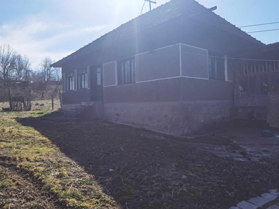 Vând casă + teren