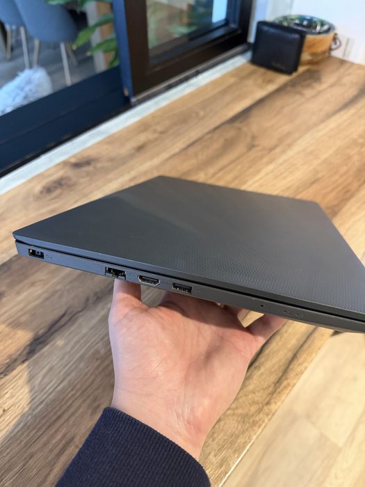 Vand laptop Lenovo I3 generatie 7 cu diagonala 17 in stare f buna