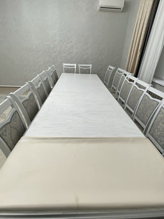 стол с 18 стульями