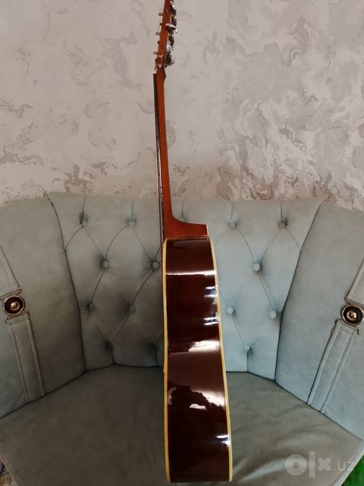 Gitara akustika yangi