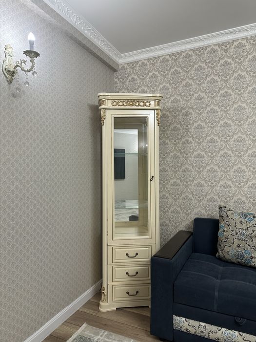 Сервант витрина 2 шт