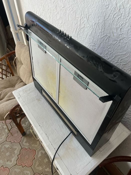 Вытяжка, кресло парикмахерское,, зеркало