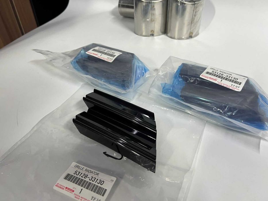 Заглушка под крюк на камри 75