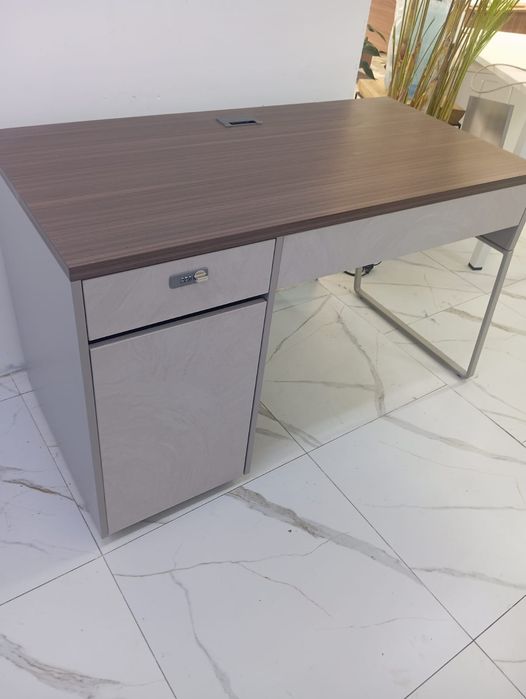 Продаются стильные офисные столы