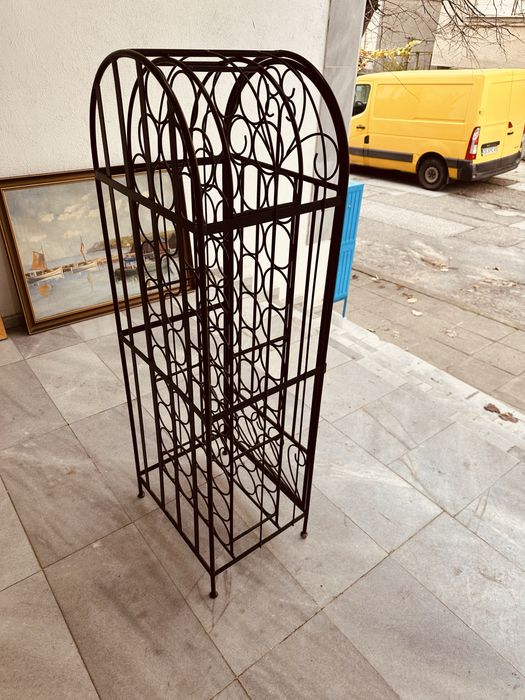 Масивен шведски винен шкаф от желязо за 45 бутилки