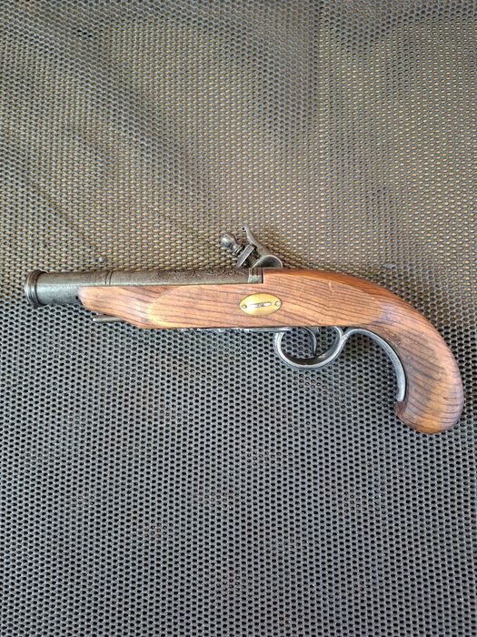 Pistol pentru panoplie