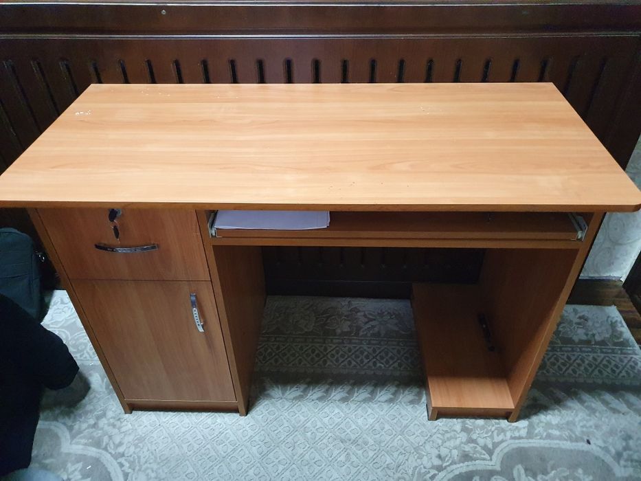 Kompyuter va dars qilish uchun parta