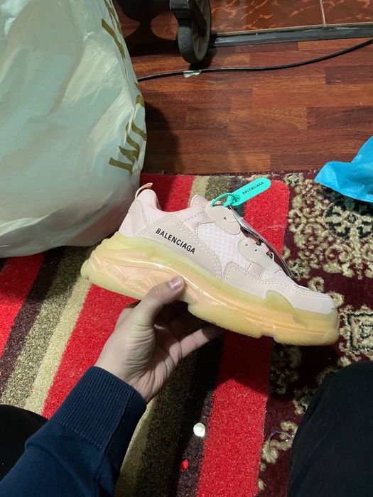 Женские кроссовки