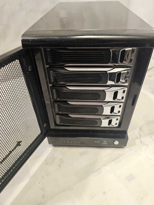 Statie RAID cu 5 bay-uri + stocare de 20 TB (5x4)