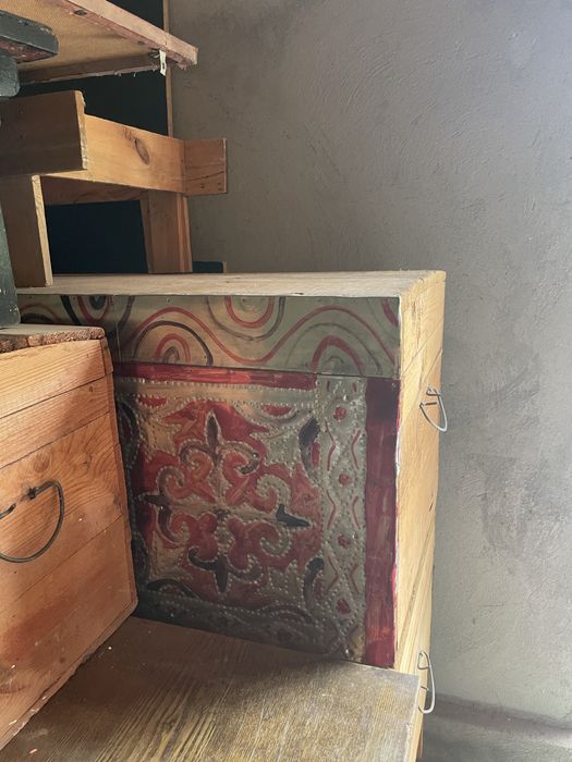 Продам сундук, полки, двери и шкафы