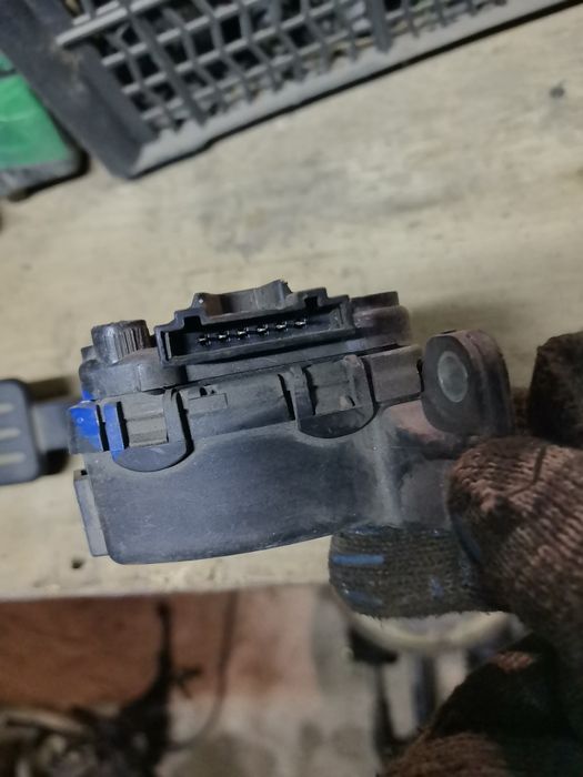 Рено Сандеро /Дастер педаль газа.