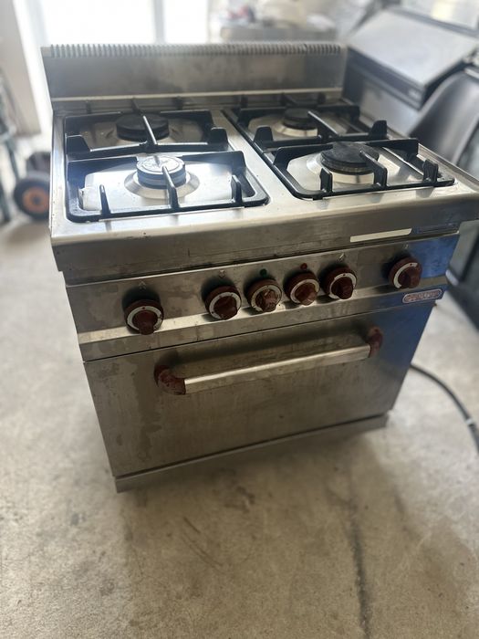Печка с 4 газови котлона и фурна на ток