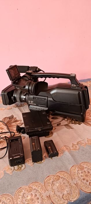 Sony HXR-MC2000 ( камера сотилади)
