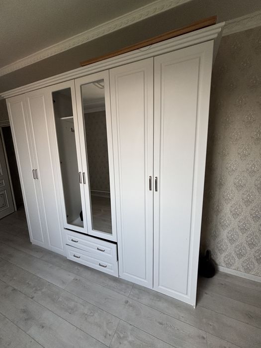 Шкаф большой.