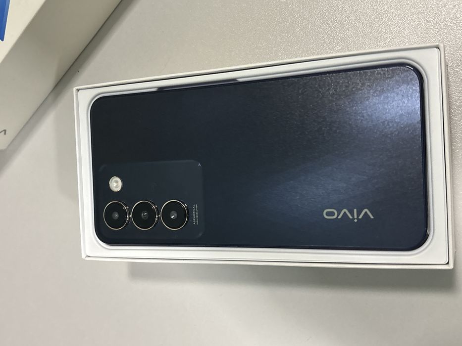 Телефон Vivo Y100 256 на 8 GB