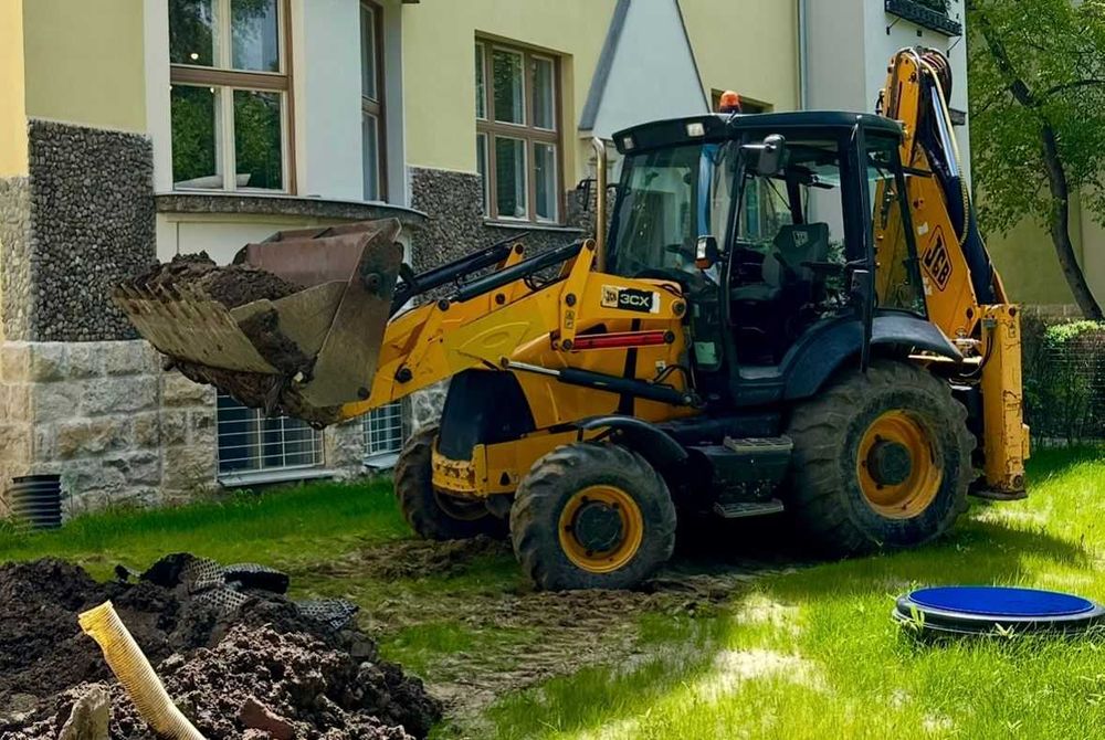 Buldoexcavator JCB 3CX inchiriat