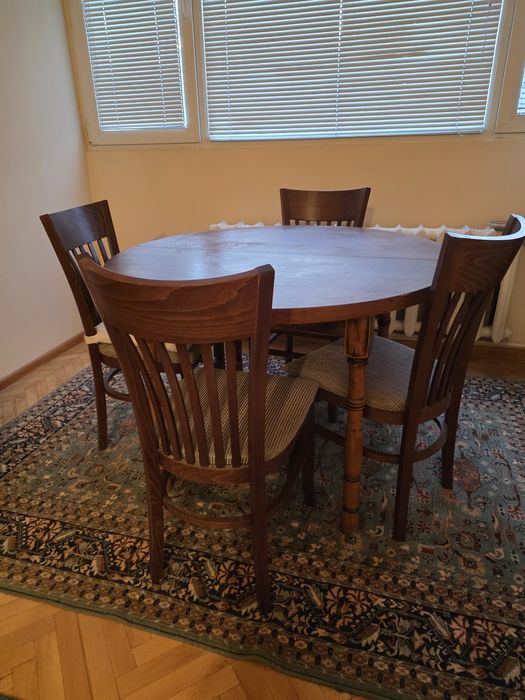 Продавам  разтегателна масивна трапезарна маса с 4 стола