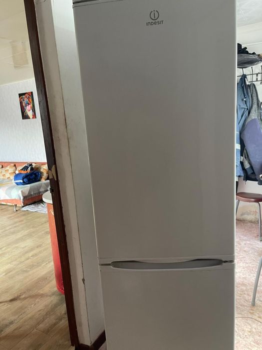 Продам холодильник Indesit