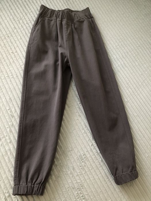 Новые: футболка размер S, брюки размер 42