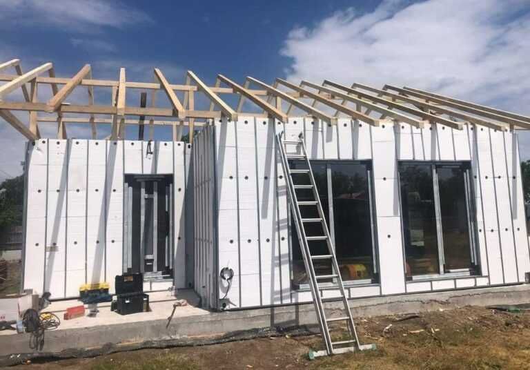Casa modulara, garaje auto si containere tip birou din structura metalica si panou sandwich termoizolant
