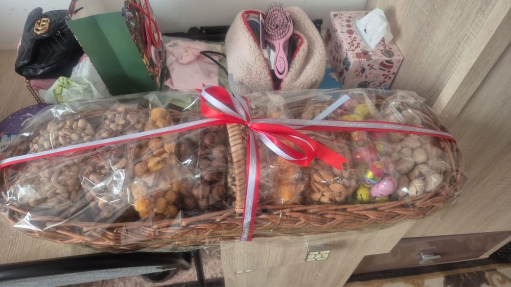 Сухофрукты в корзине