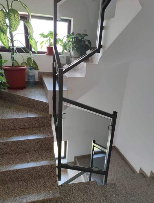 Servicii profesionale de curățenie birouri, scări de bloc și spații comerciale