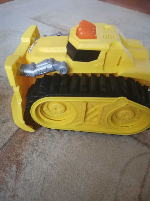 Супер мощен булдозер, познат от ТВ реклама