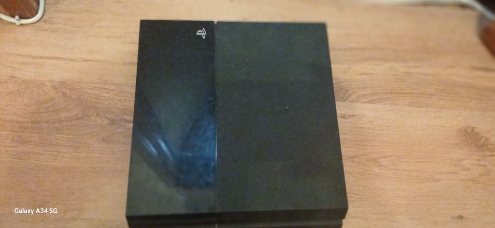 Vând PS 4 - 500 GB + 6 CD uri