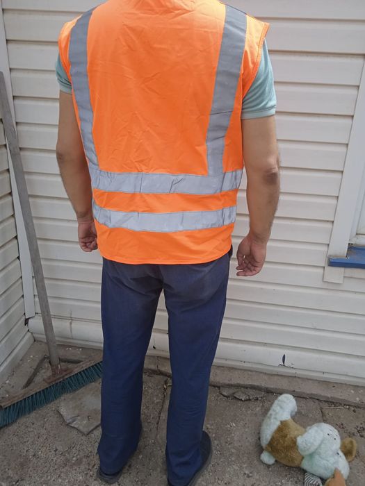 Продам спец.костюм и жилет