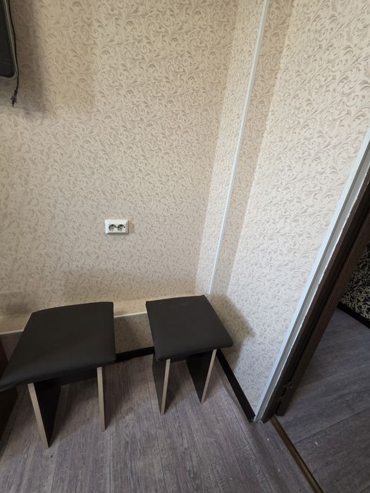 Кухонный уголок с табуретками и модульный столом