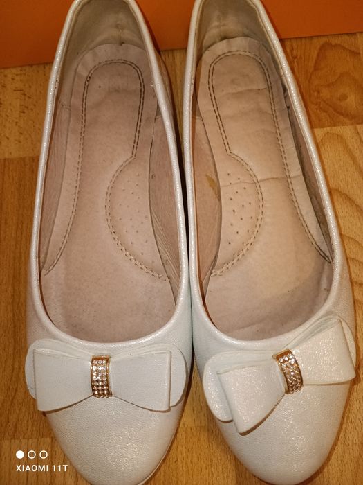 Дамски бели запазени обувки - балеринки 39 номер.