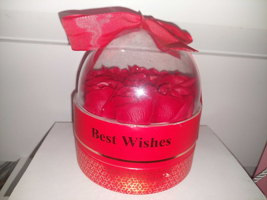 Cutie eleganta cu trandafiri de sapun in cupola si lantic cu pandativ