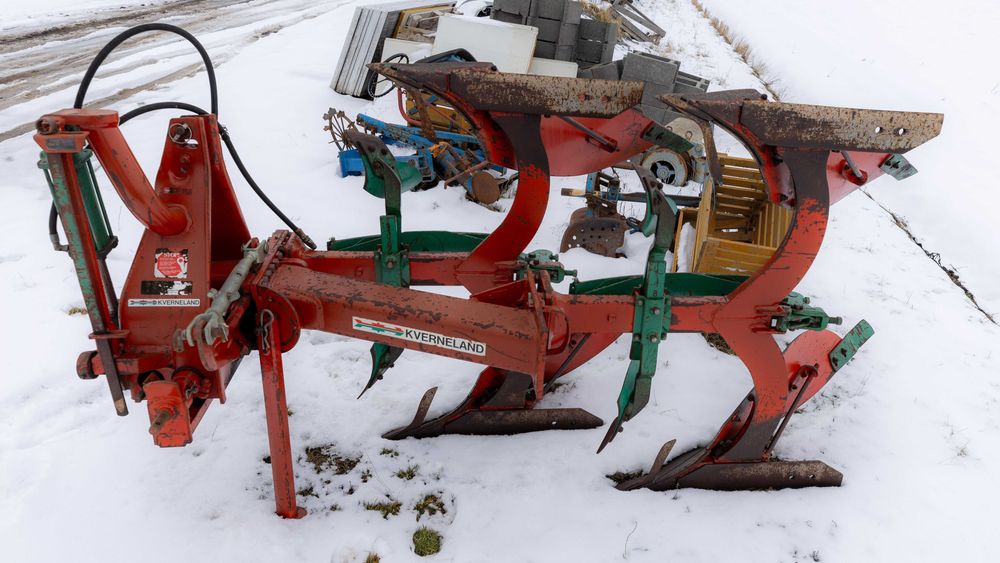 Plug reversibil Kverneland – 2 trupițe – acționare hidraulică