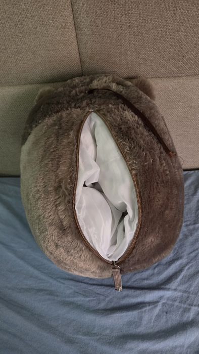 Плушен хамстер с джоб на гърба.