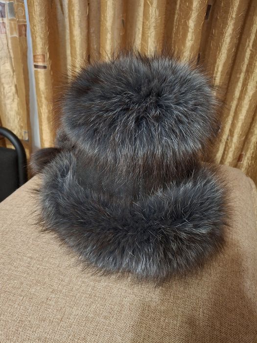 Шапка - песцовая.